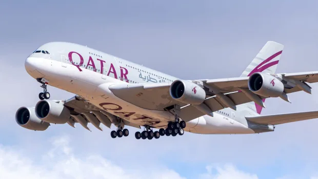 یک ایرباس A380 از خطوط هوایی قطر ایرویز که در آسمان پرواز می‌کند. هواپیما در حال صعود است و چرخ‌های فرود آن جمع شده‌اند. لوگوی قطر ایرویز به وضوح در بدنه هواپیما دیده می‌شود.