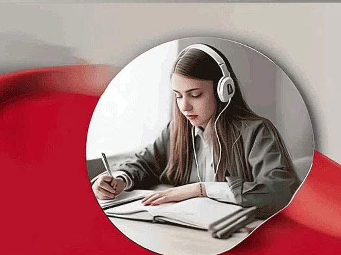 بررسی متدهای نوین آموزش زبان در مجتمع فنی تهران